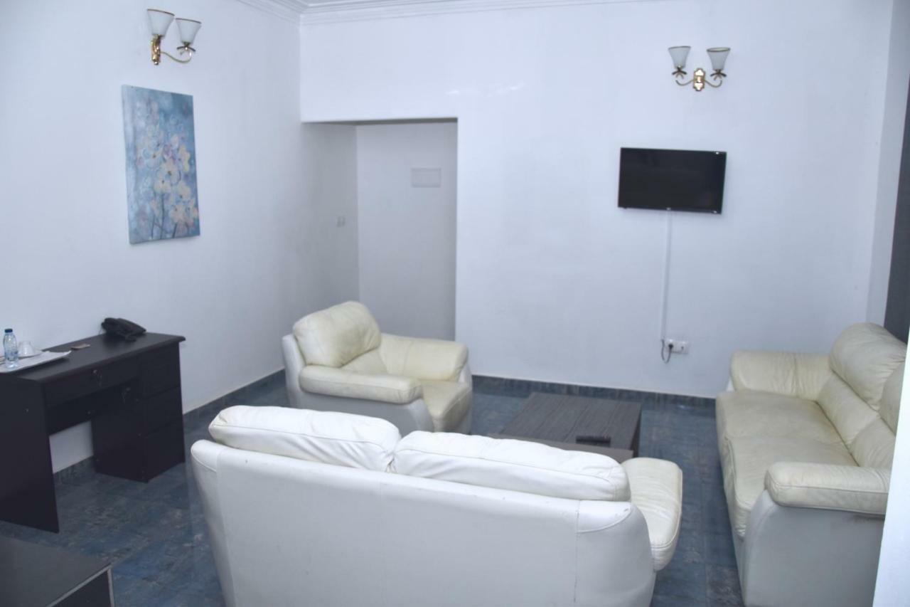 Hotel La Couronne Rw Yaounde Ngoại thất bức ảnh